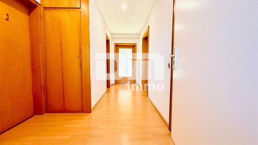 Modernisiertes Dreifamilienhaus + 2 Garagen in idyllischer Lage / großes Grundstück / Panoramablick - 1.OG WE2 Flur / Diele / Einbauschränke